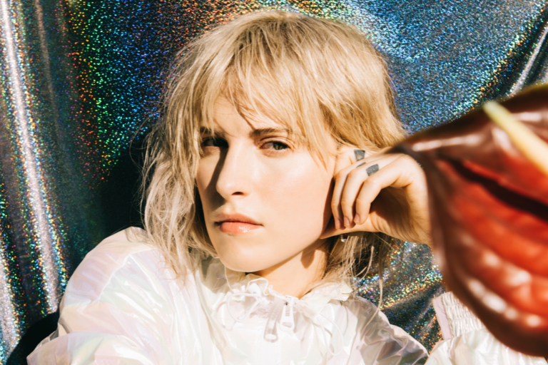 Hayley parla di Flowers for Vases / descansos con American Songwriter